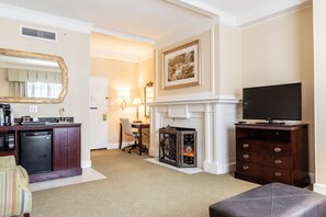 Suite, ikke-røyk, peis | Oppholdsrom | En 40-tommers LCD-TV med kabel-kanaler samt TV