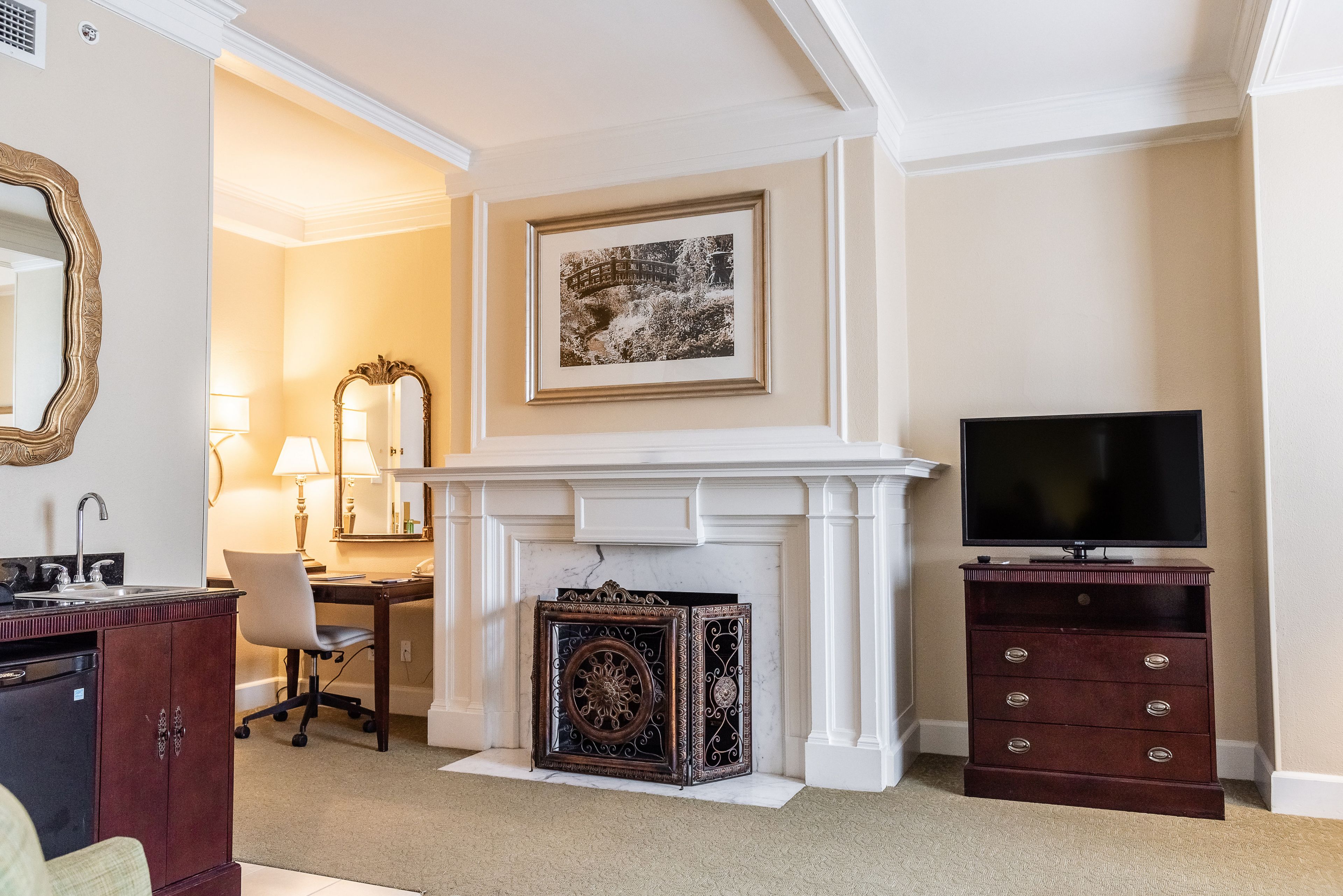 suite, non smoking, fireplace | living area | 40-inch lcd tv with cable channels, tv