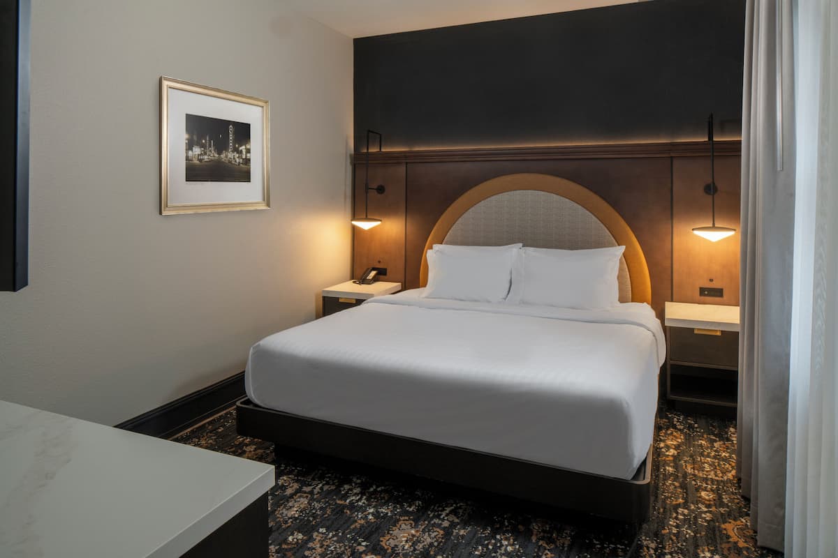 Room, 1 King Bed, Bathtub, Corner | Desk, free WiFi, bed sheets