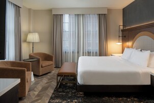 Escritorio, wifi gratis y ropa de cama 