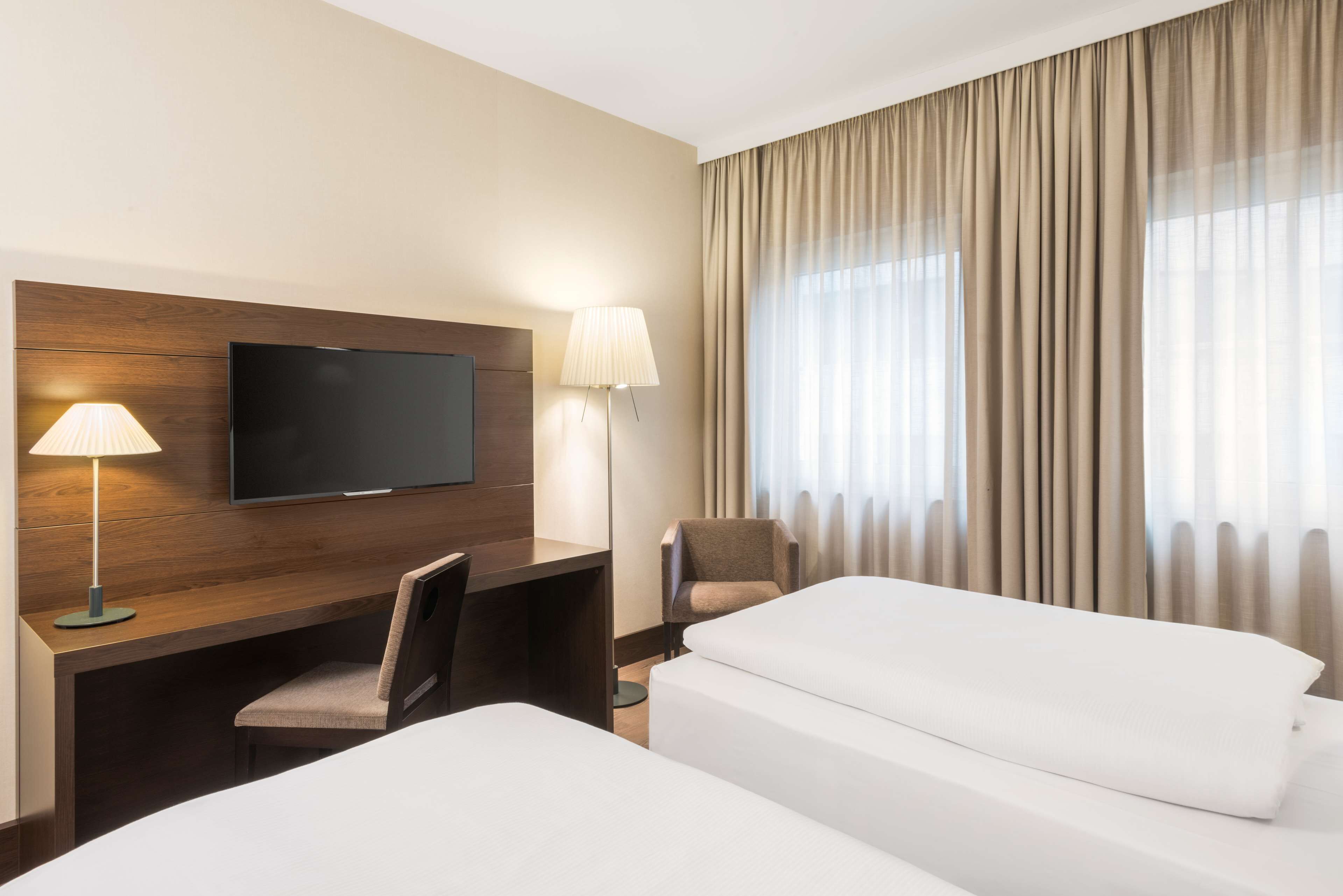 Caja de seguridad en la habitación y escritorio 