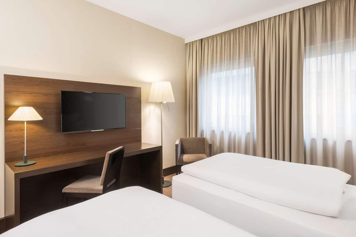 Een kluis op de kamer, een bureau, geluiddichte muren, gratis babybedden