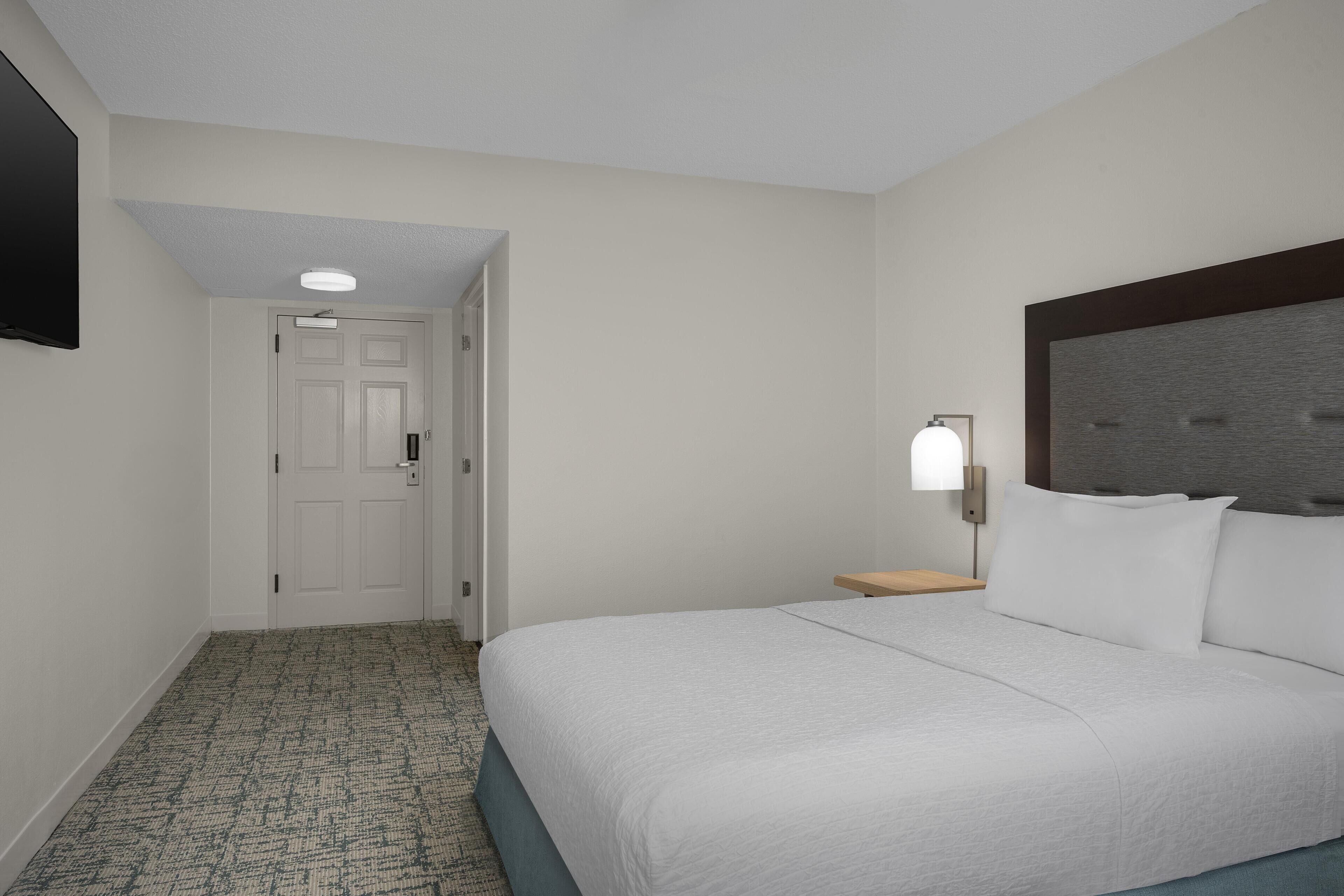 Room, 1 Katil Raja (King) (Roll-in Shower) | Peti besi dalam bilik, meja, katil bayi/kot (percuma), Internet percuma 