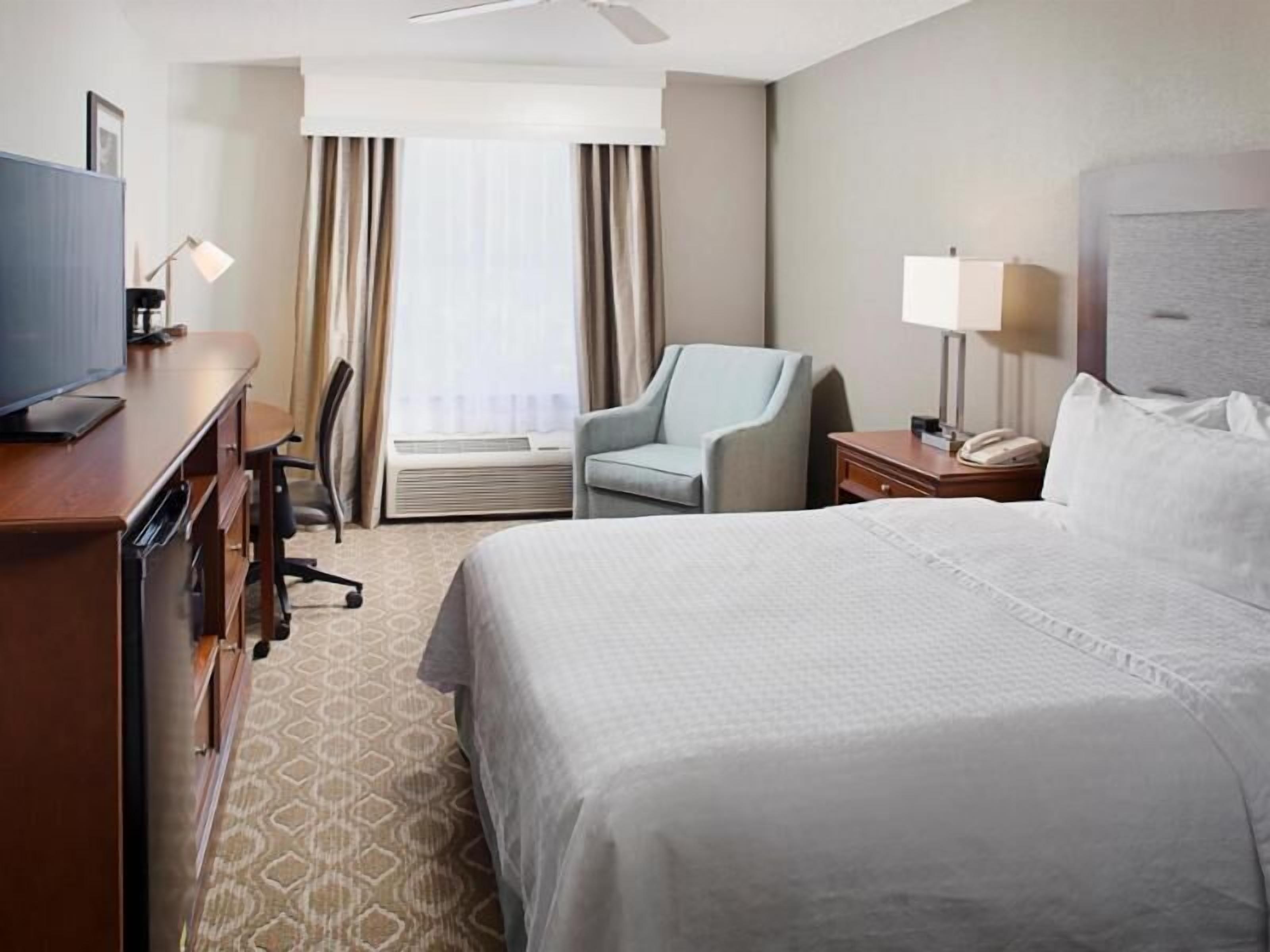 Cofres nos quartos, escrivaninha, berços grátis