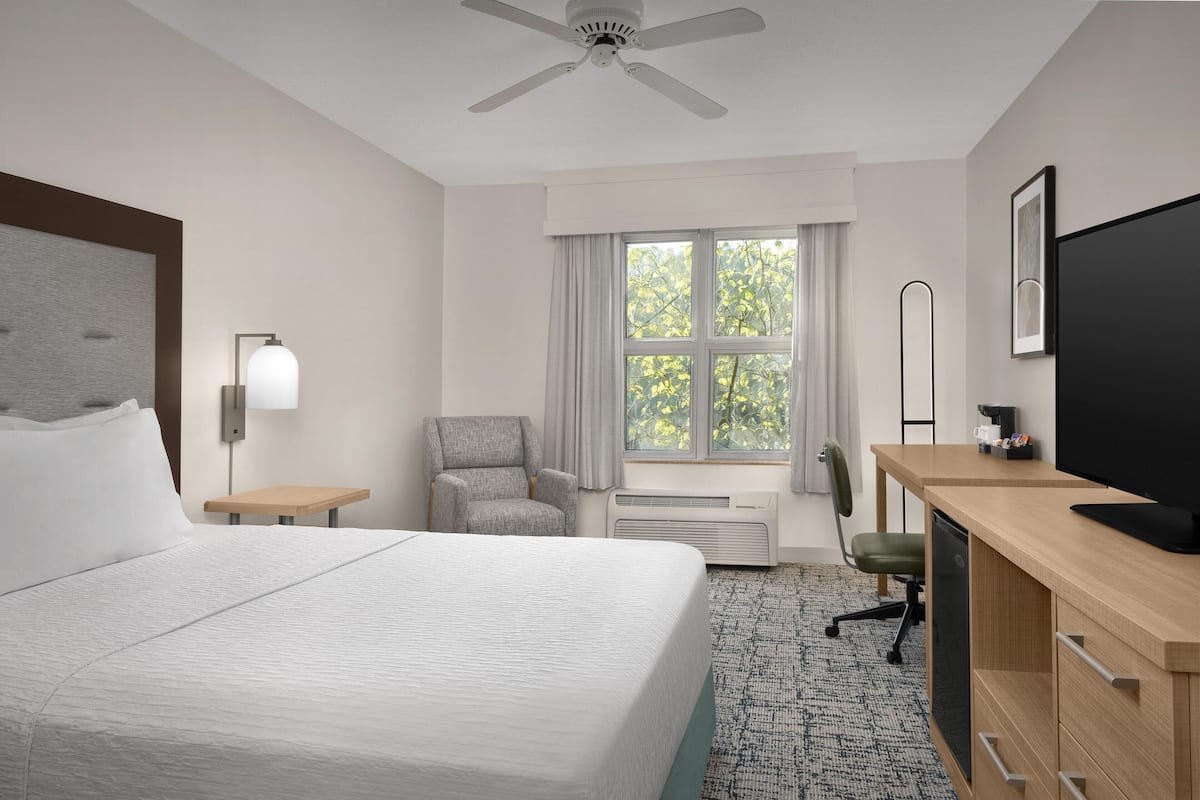 Room, 1 Queen Bed, Non Smoking (Nonsuite) | In-room safe, desk, free cribs/infant beds, free internet