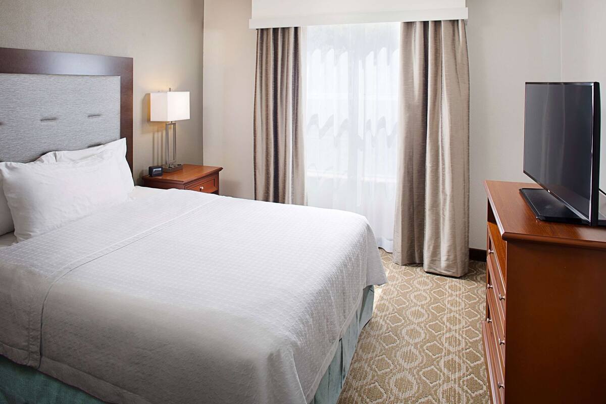 In-room safe, desk, free cribs/infant beds, free internet