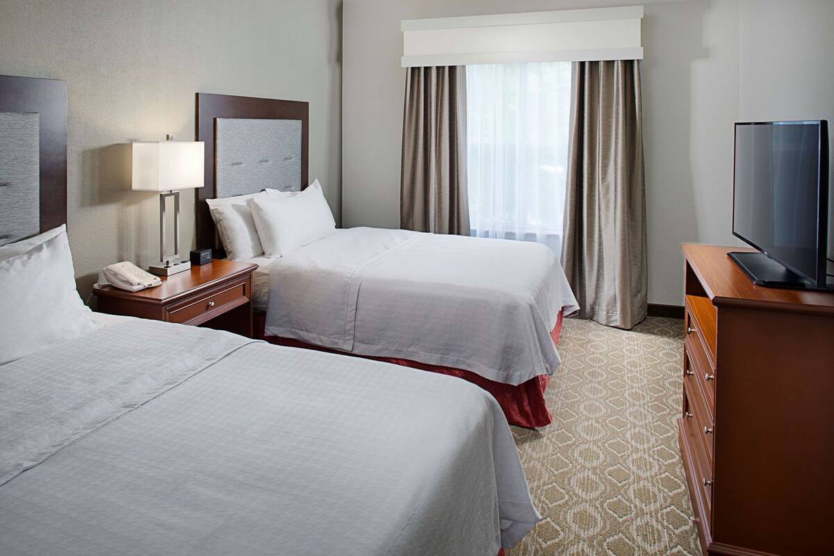 In-room safe, desk, free cribs/infant beds, free internet