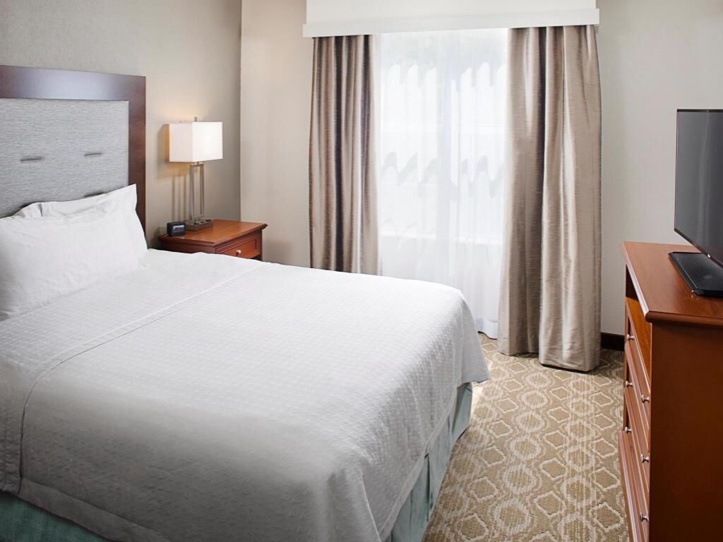 Cofres nos quartos, escrivaninha, berços grátis