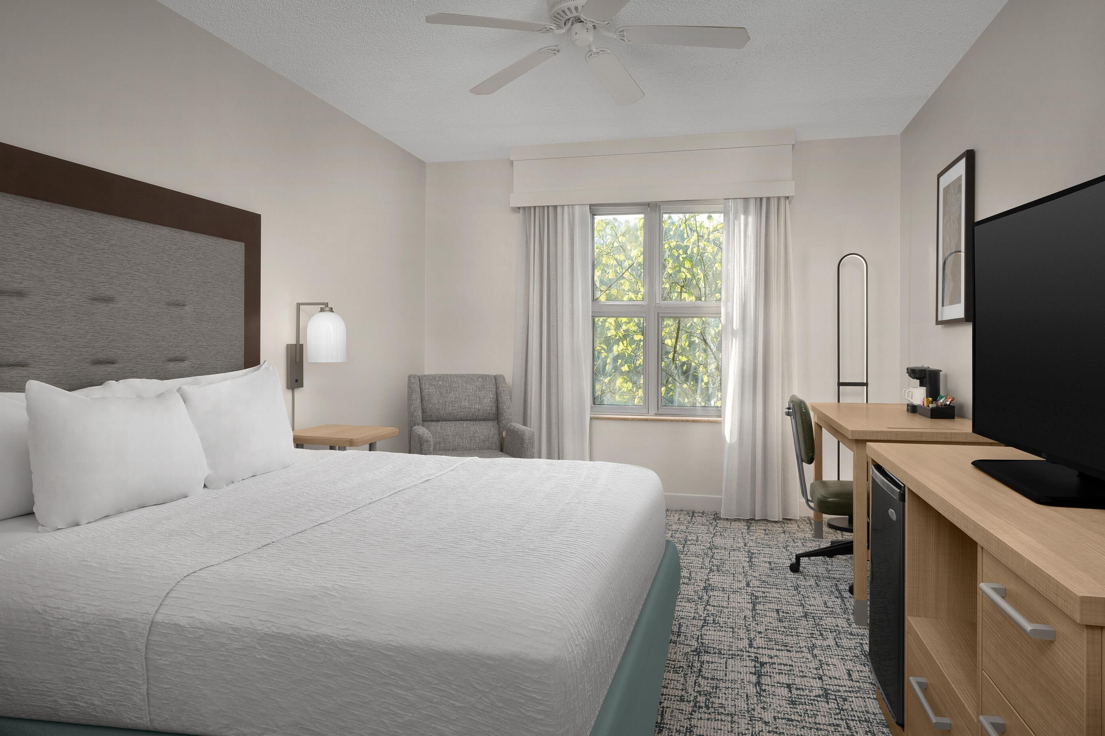 Room, 1 King Bed, Non Smoking (Nonsuite) | In-room safe, desk, free cots/infant beds, free Internet