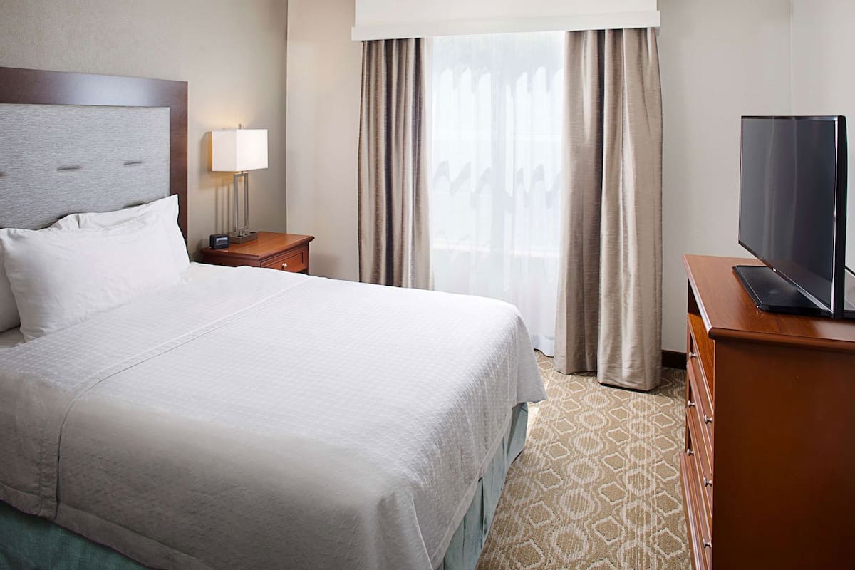 In-room safe, desk, free cribs/infant beds, free internet