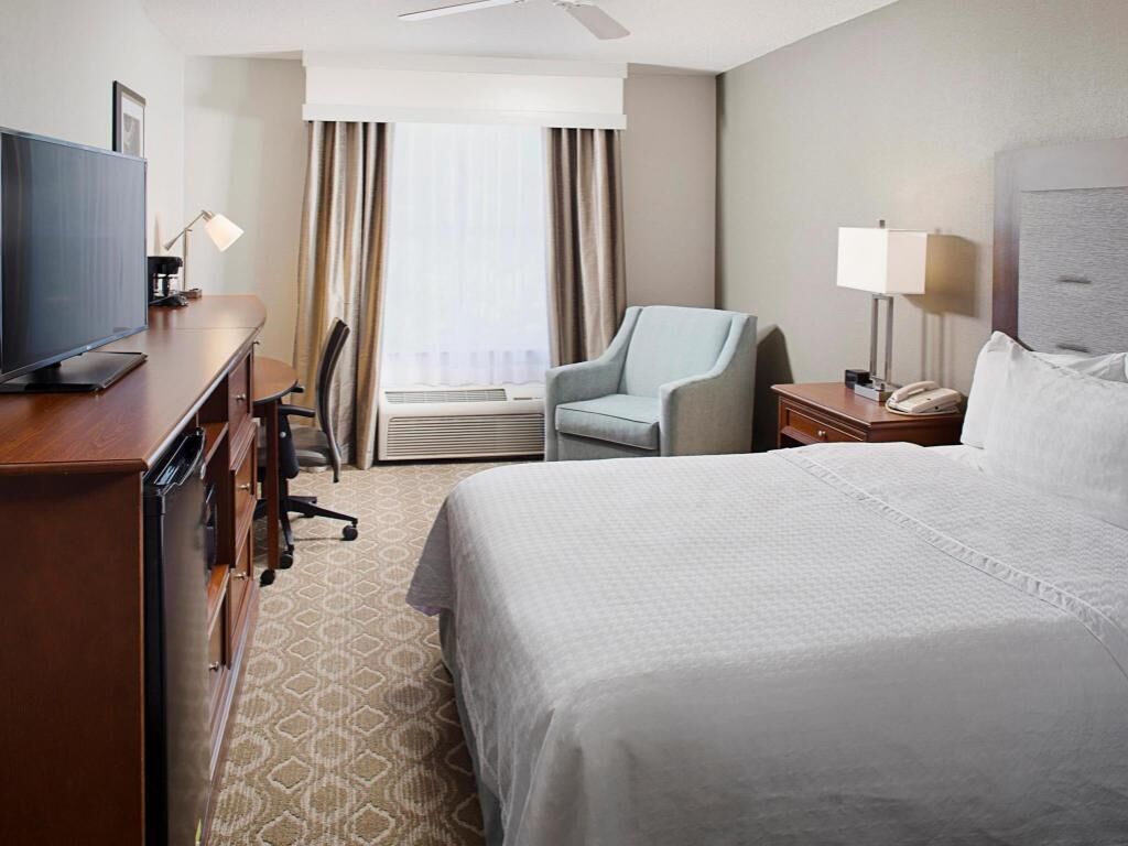 Cofres nos quartos, escrivaninha, berços grátis