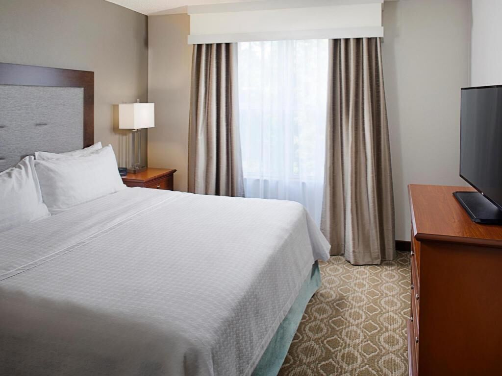 Cofres nos quartos, escrivaninha, berços grátis