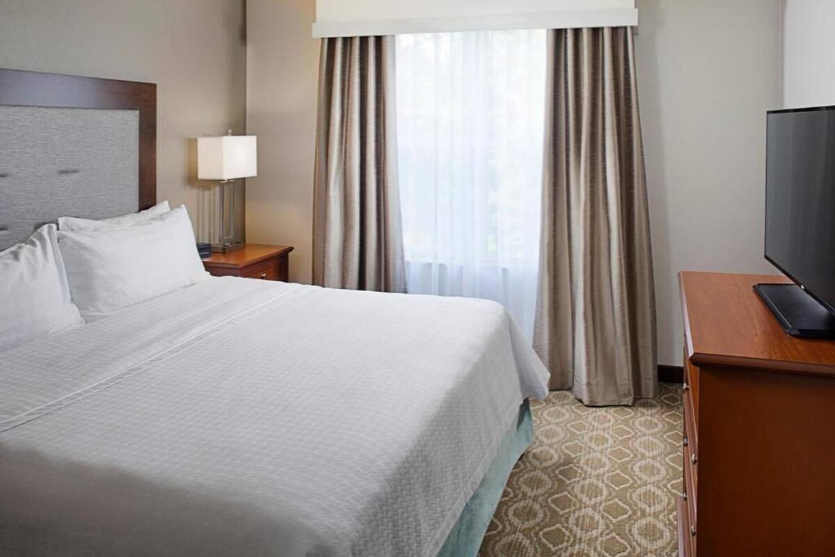 In-room safe, desk, free cribs/infant beds, free internet