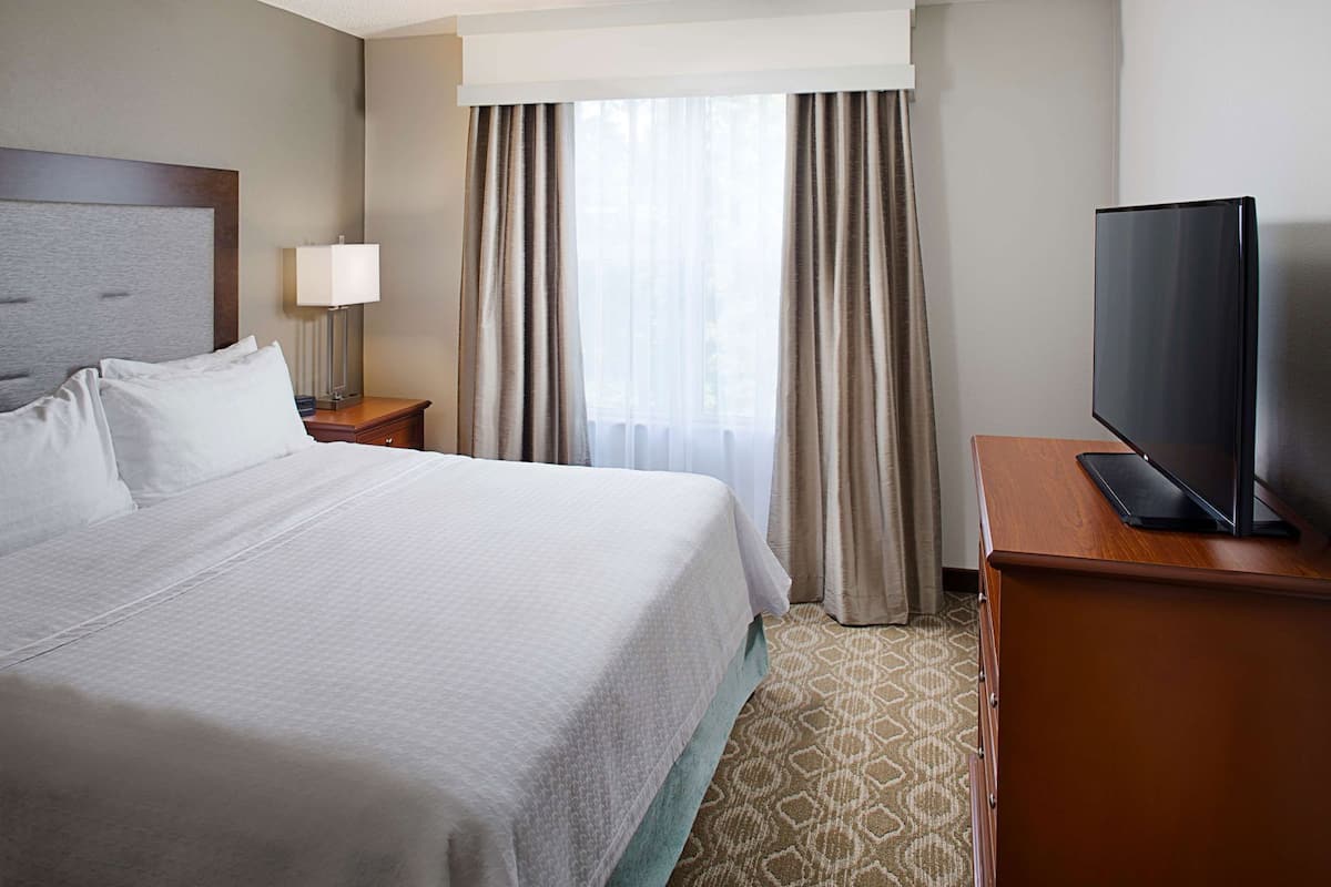 In-room safe, desk, free cribs/infant beds, free internet