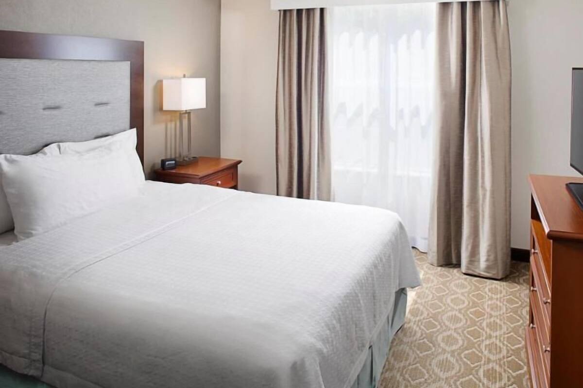 In-room safe, desk, free cribs/infant beds, free internet