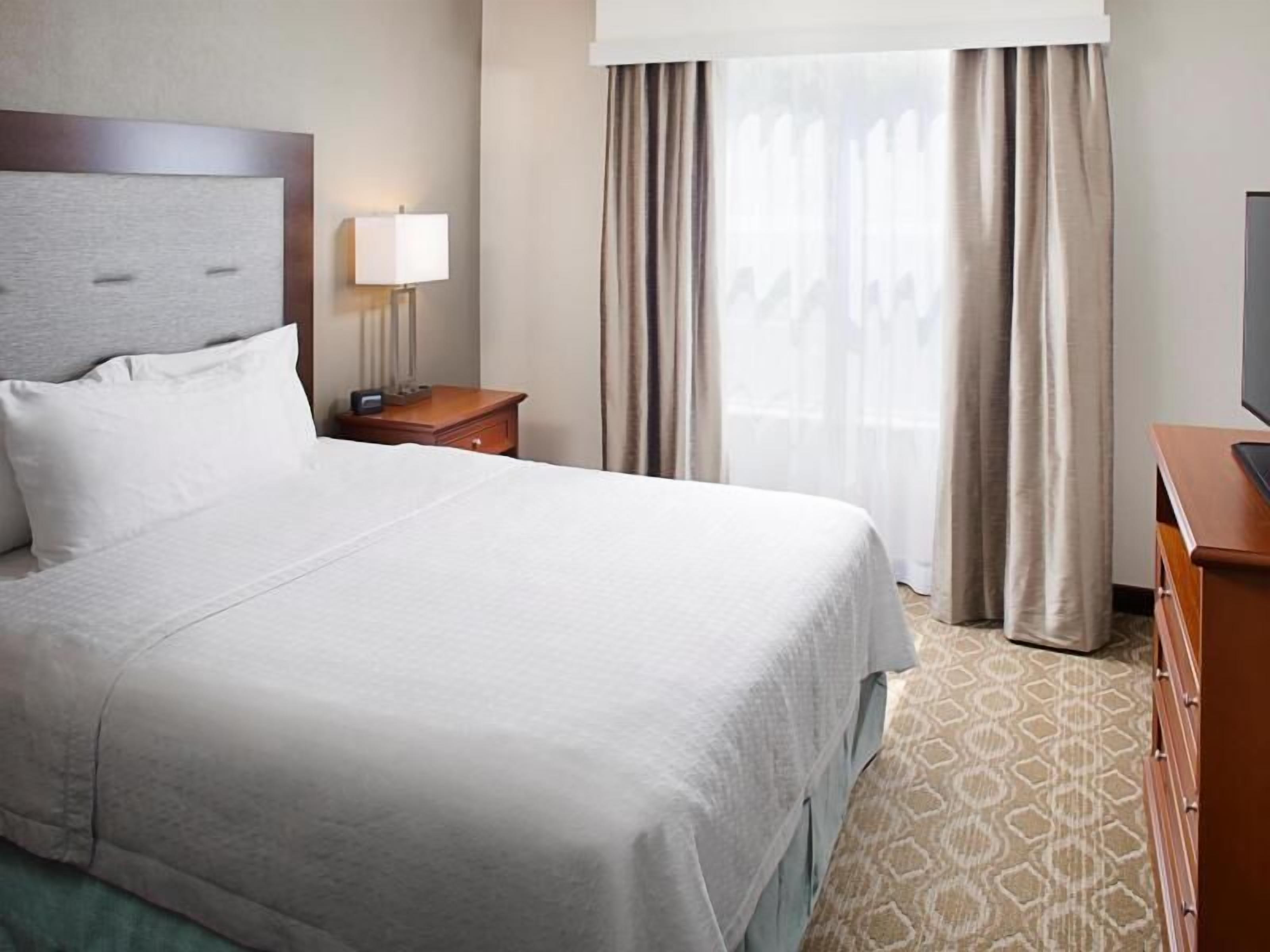 Cofres nos quartos, escrivaninha, berços grátis