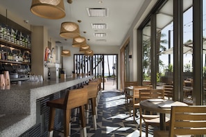 5 restaurants; breakfast, lunch, and dinner served - 'Alohilani Resort Waikiki Beach (Honolulu)