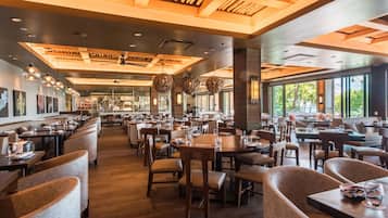 5 restaurants, breakfast, lunch, dinner served; American cuisine