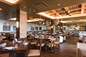5 restaurants, breakfast, lunch, dinner served; American cuisine 