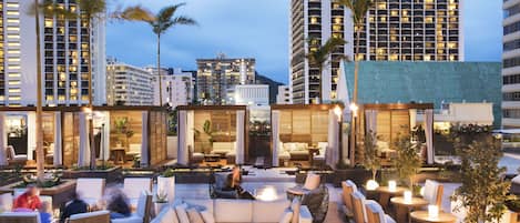 Bar en bord de piscine