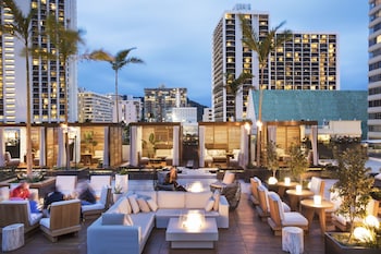 Poolside bar at Alohilani Resort Waikiki Beach