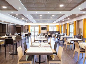 Petit déjeuner buffet (17 EUR par personne)