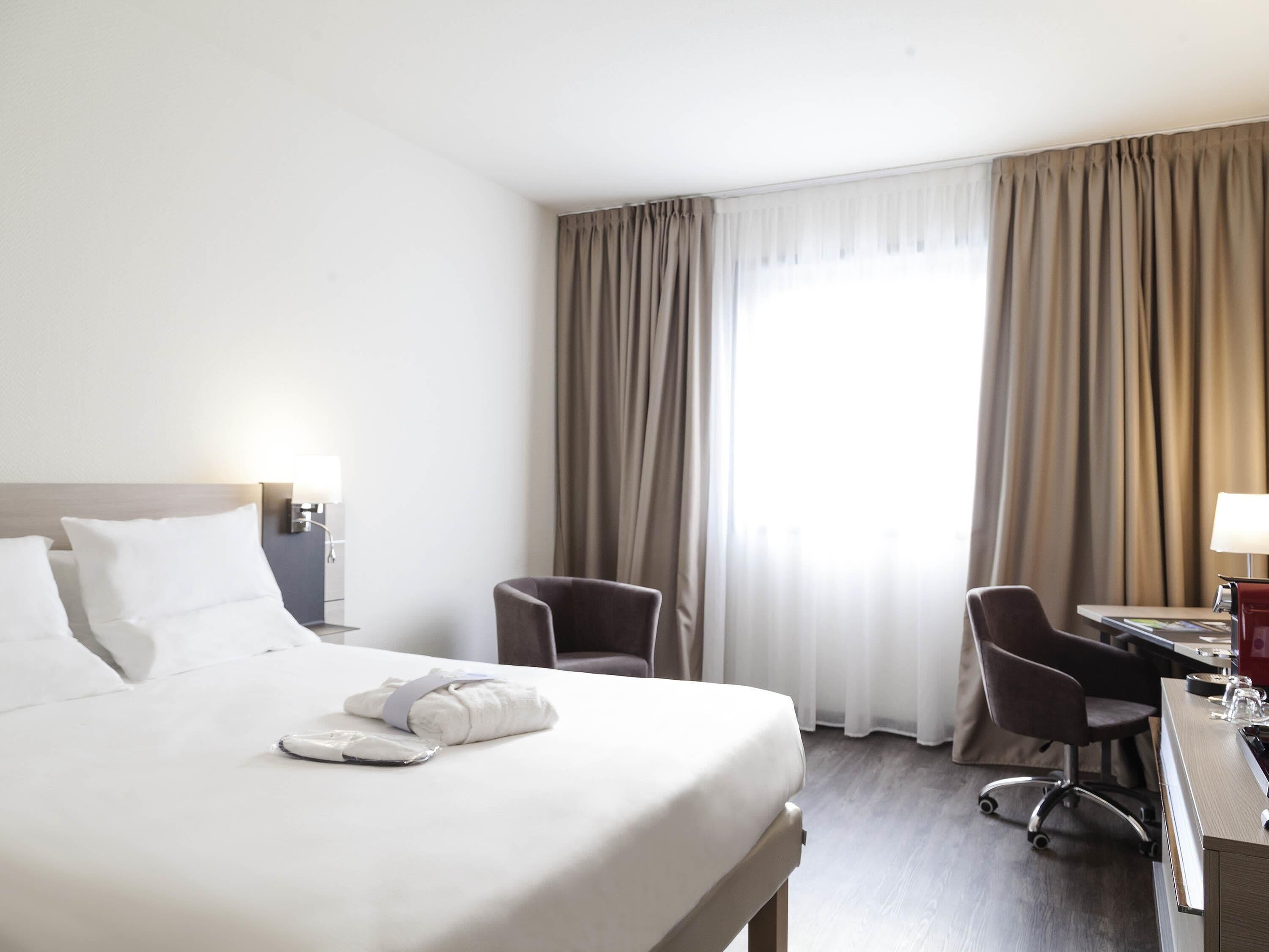 Habitación ejecutiva, 1 cama King size y sofá cama | Edredón, minibar, caja de seguridad en la habitación y escritorio 