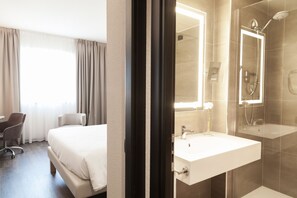 Superior Room, 1 Double Bed | Bathroom | Shower, eco-friendly toiletries, hair dryer, bidet