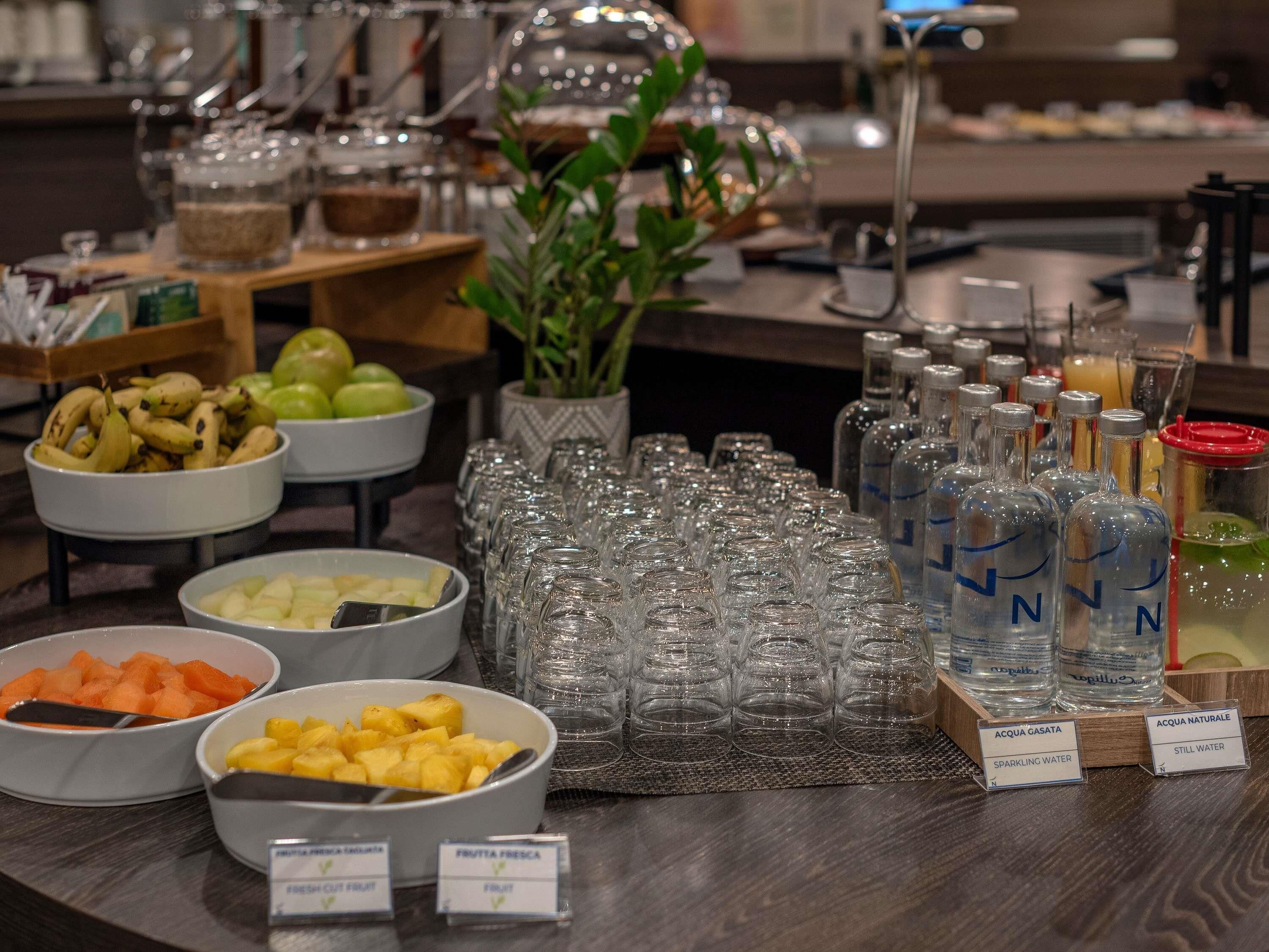Ein reichhaltiges Buffet mit verschiedenen Speisen und Getränkeautomaten.