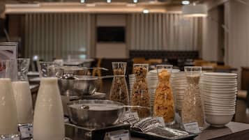 Een buffet met diverse gerechten en drankjes.