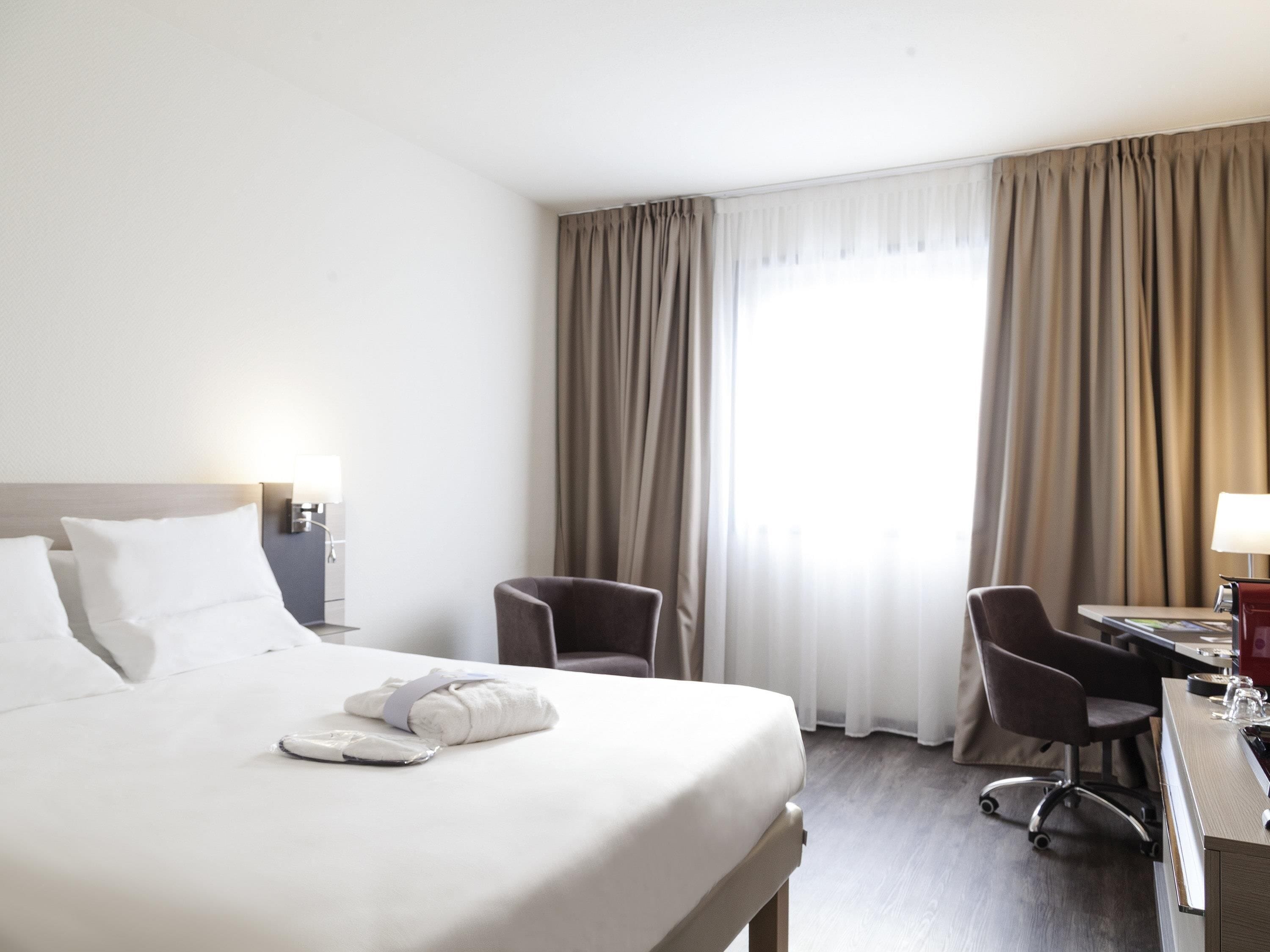 Executive Room, 1 King Bed with Sofa bed | Down comforters, minibar, in-room safe, desk