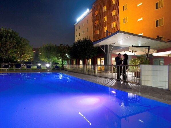 Una piscina al aire libre de temporada