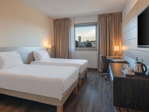 Rom – superior, 2 enkeltsenger | Dundyner, minibar, safe på rommet og skrivebord