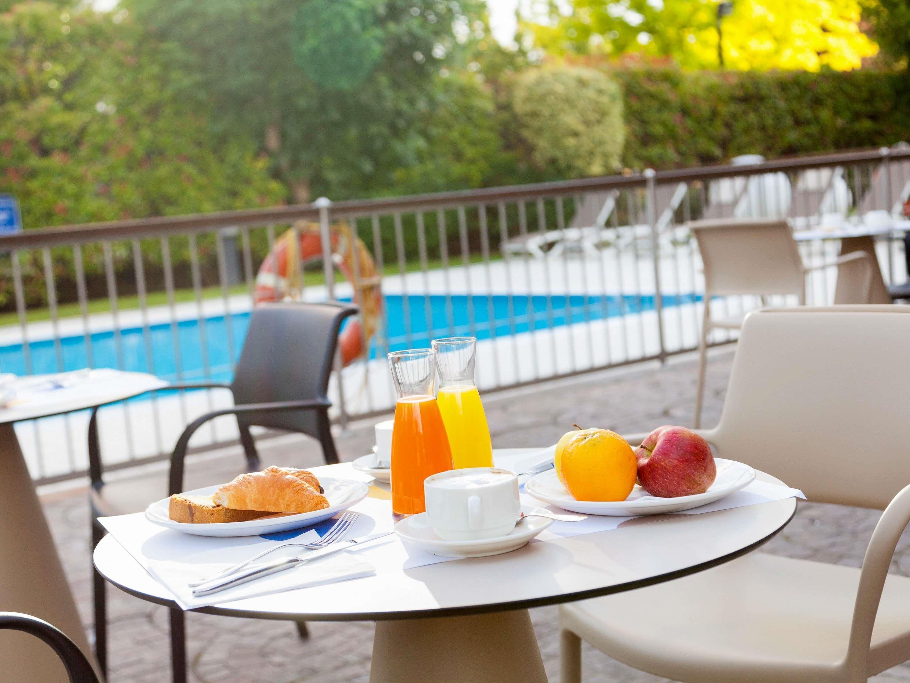 Tägliches Frühstücksbuffet (18 EUR pro Person)