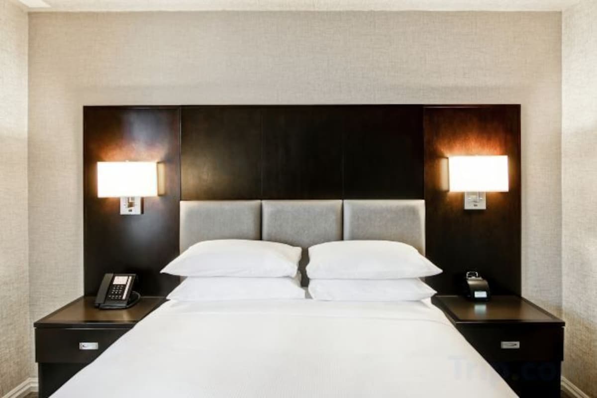Ropa de cama de alta calidad y caja de seguridad en la habitación