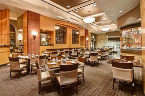 Breakfast, lunch and dinner served - DoubleTree by Hilton Hotel Toronto Downtown (Toronto)