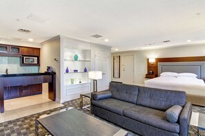 Suite, 1 King Bed with Sofa bed, Kitchen | Living area