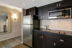 Deluxe Suite, 1 King Bed, Non Smoking, Kitchen | Private kitchen