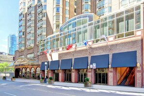 Exterior - DoubleTree by Hilton Hotel Toronto Downtown (Toronto)