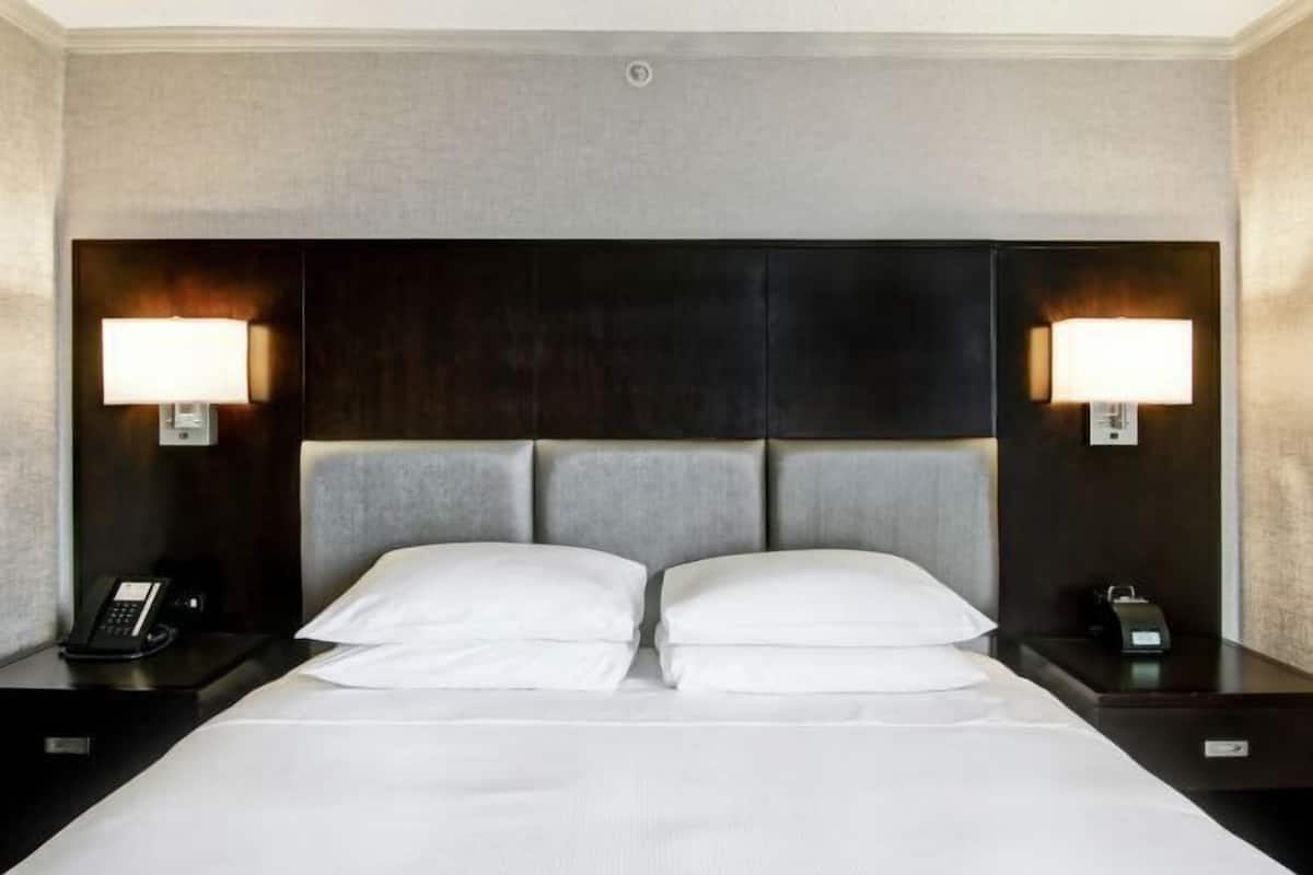 Premium bedding, in-room safe, desk, blackout drapes