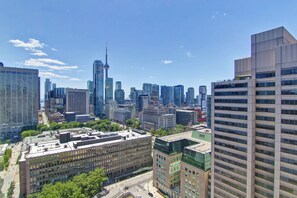 View from room - DoubleTree by Hilton Hotel Toronto Downtown (Toronto)