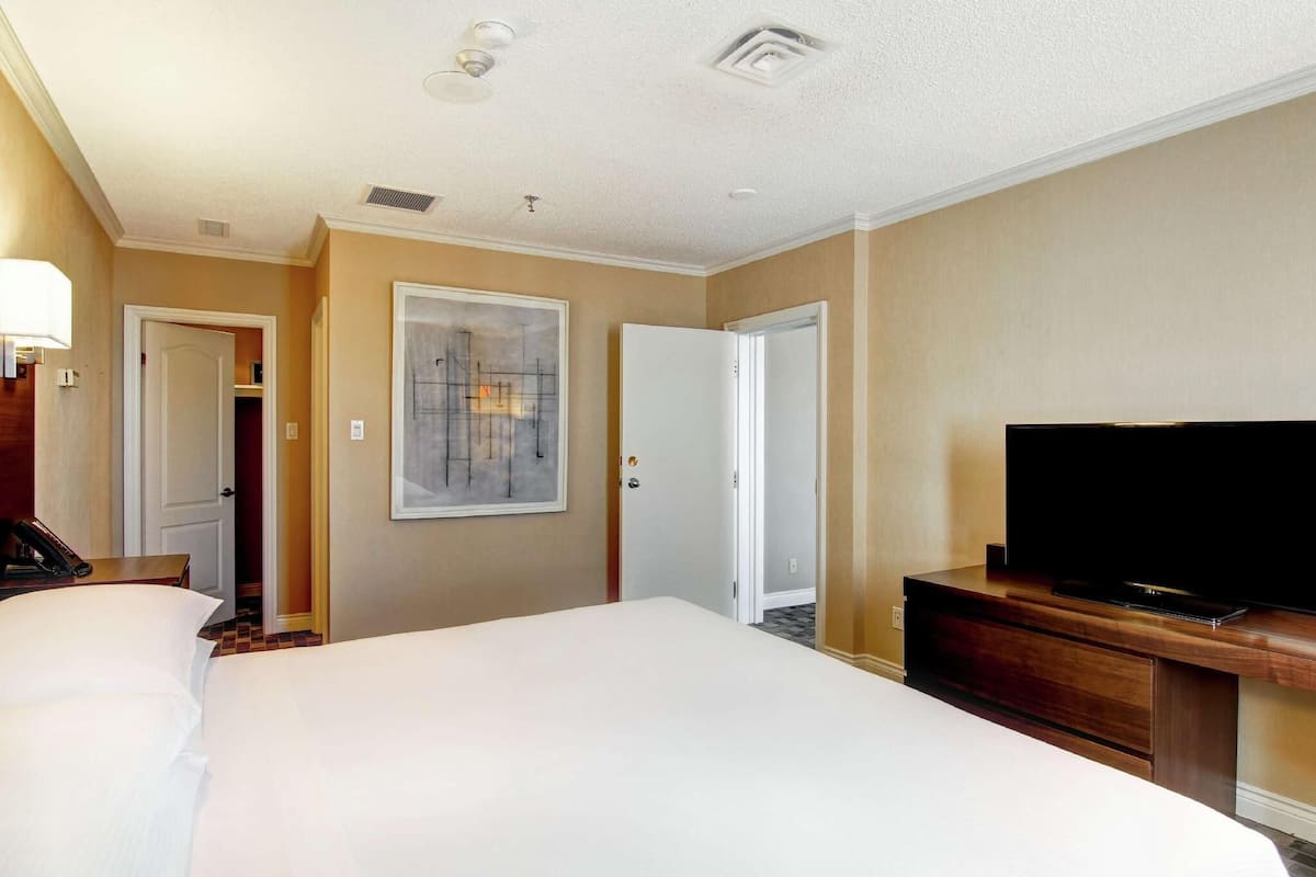 Premium bedding, in-room safe, desk, blackout drapes