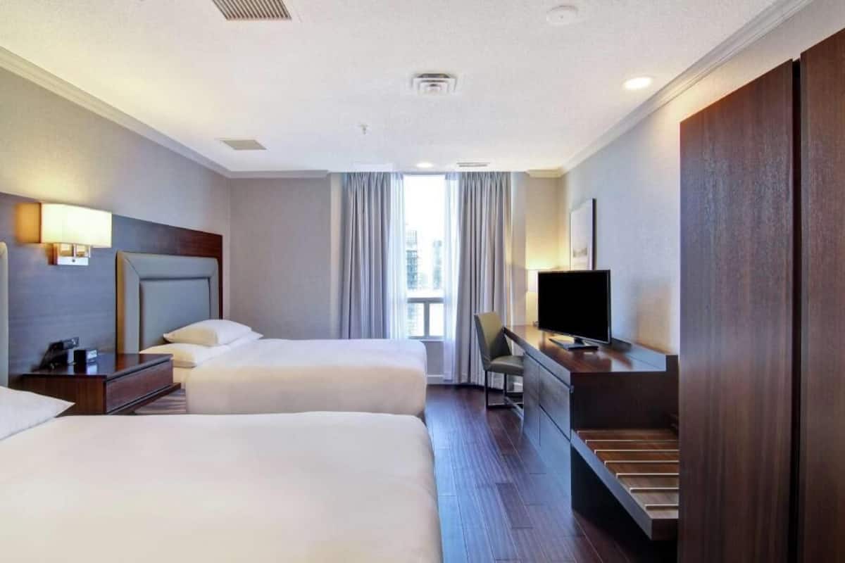 Premium bedding, in-room safe, desk, blackout drapes