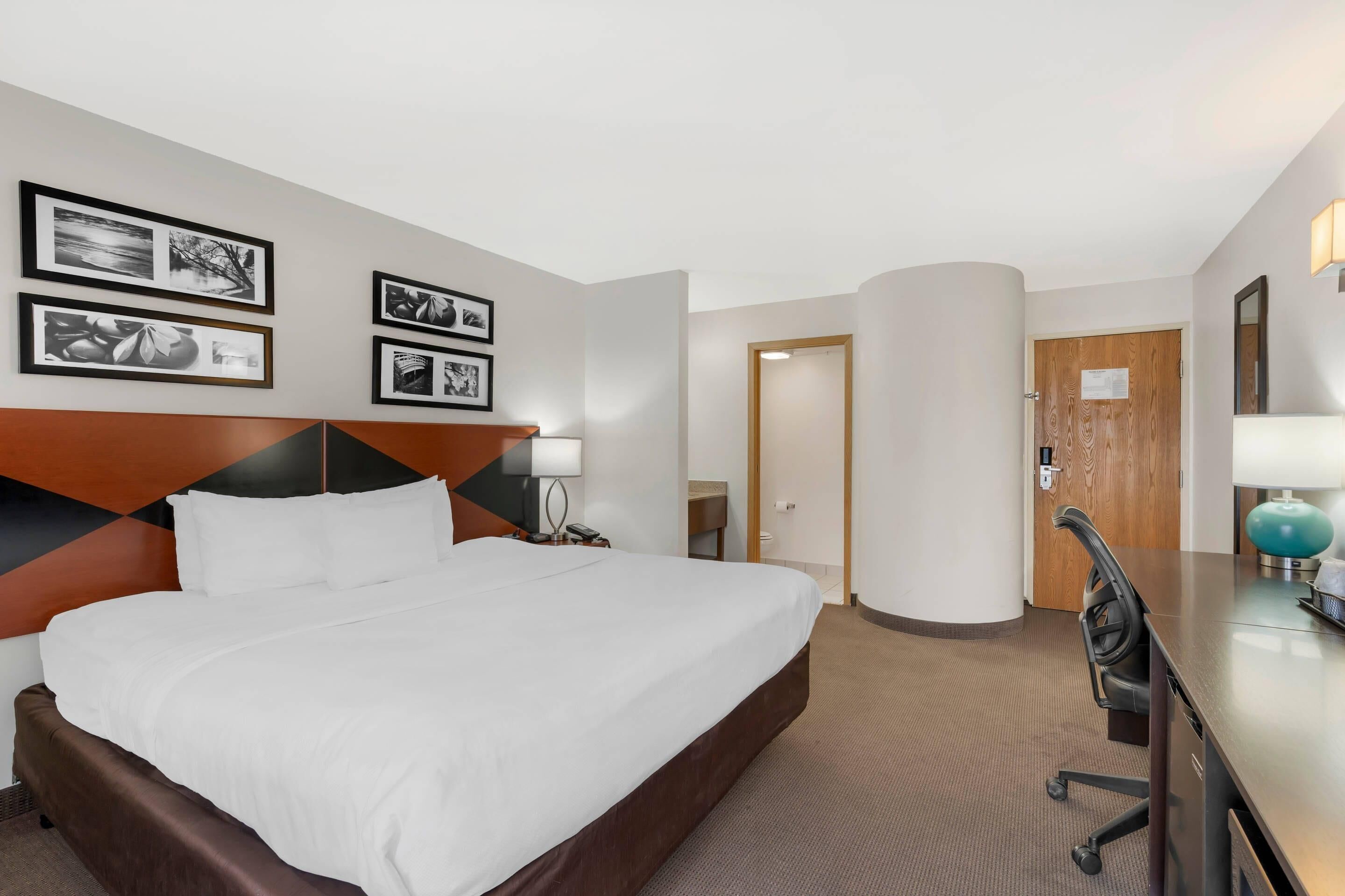 Rom, 1 kingsize-seng, ikke-røyk | Safe på rommet, skrivebord, strykejern/-brett og barnesenger (inkludert)