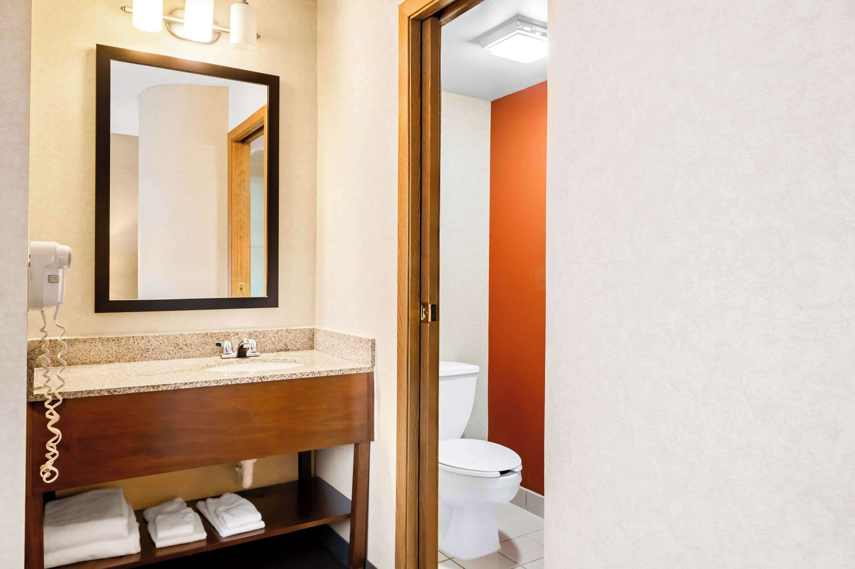 standard room, 1 queen bed, non smoking | in-room safe, desk, iron/ironing board, free cots/infant beds