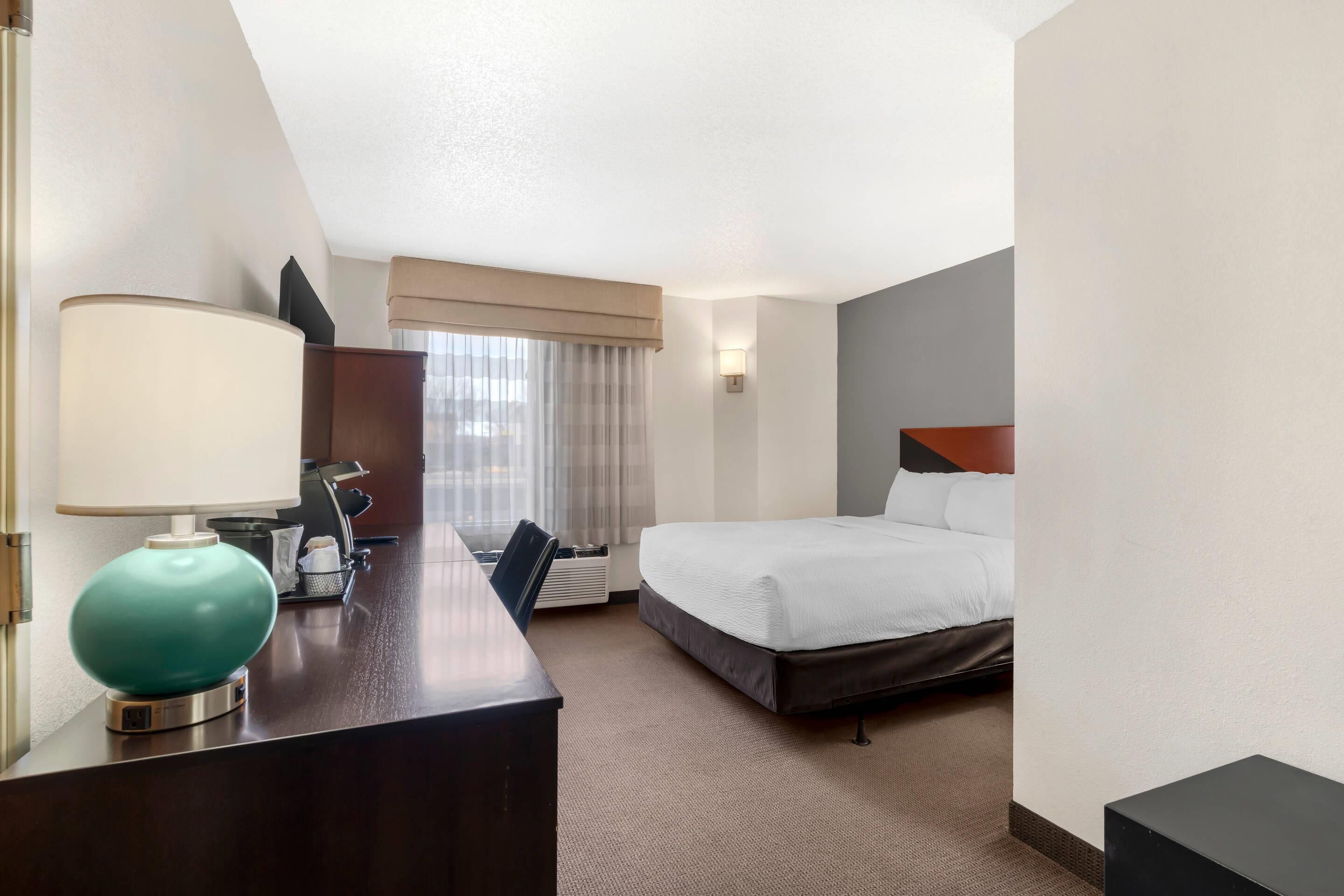 Habitación, 1 cama Queen size, con acceso para personas discapacitadas, para no fumadores | Caja de seguridad en la habitación y escritorio 