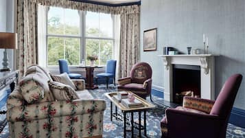 Royal Suite, 1 King Bed | Living area