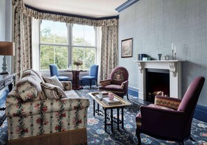 Royal Suite, 1 King Bed | Living area