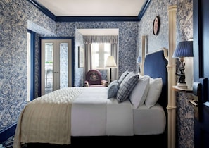 Room, 1 King Bed | Premium bedding, pillow-top beds, minibar, in-room safe