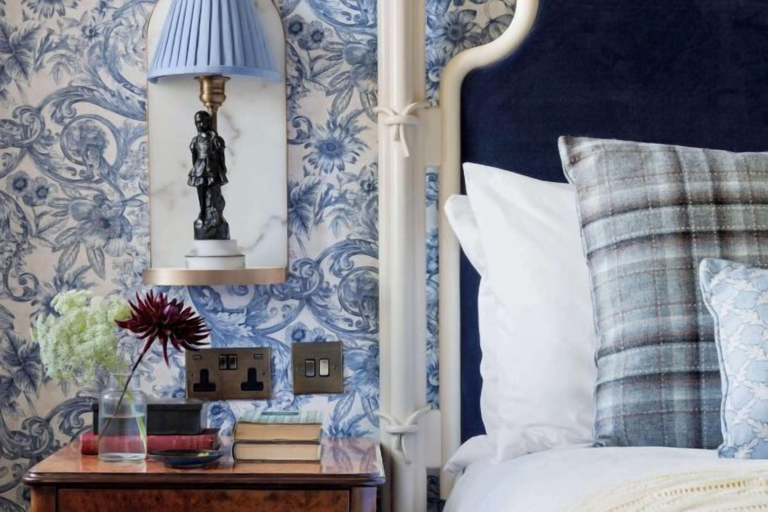 Ropa de cama de alta calidad, colchones con pillow-top y minibar 